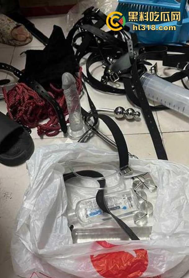 新生入学发现学姐的圣遗物，这学姐也太会玩了吧，灌肠器假鸡巴拉珠样样全，赶紧舔一下上面还有学姐淫水！-4