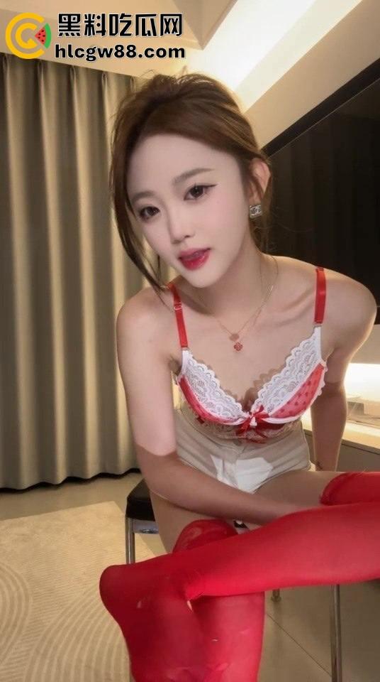 湖北女神【车模伊】SM重口调教男公狗，羞辱舔脚吃黄金小男奴欲仙欲死，喜欢这口的绝不能错过！