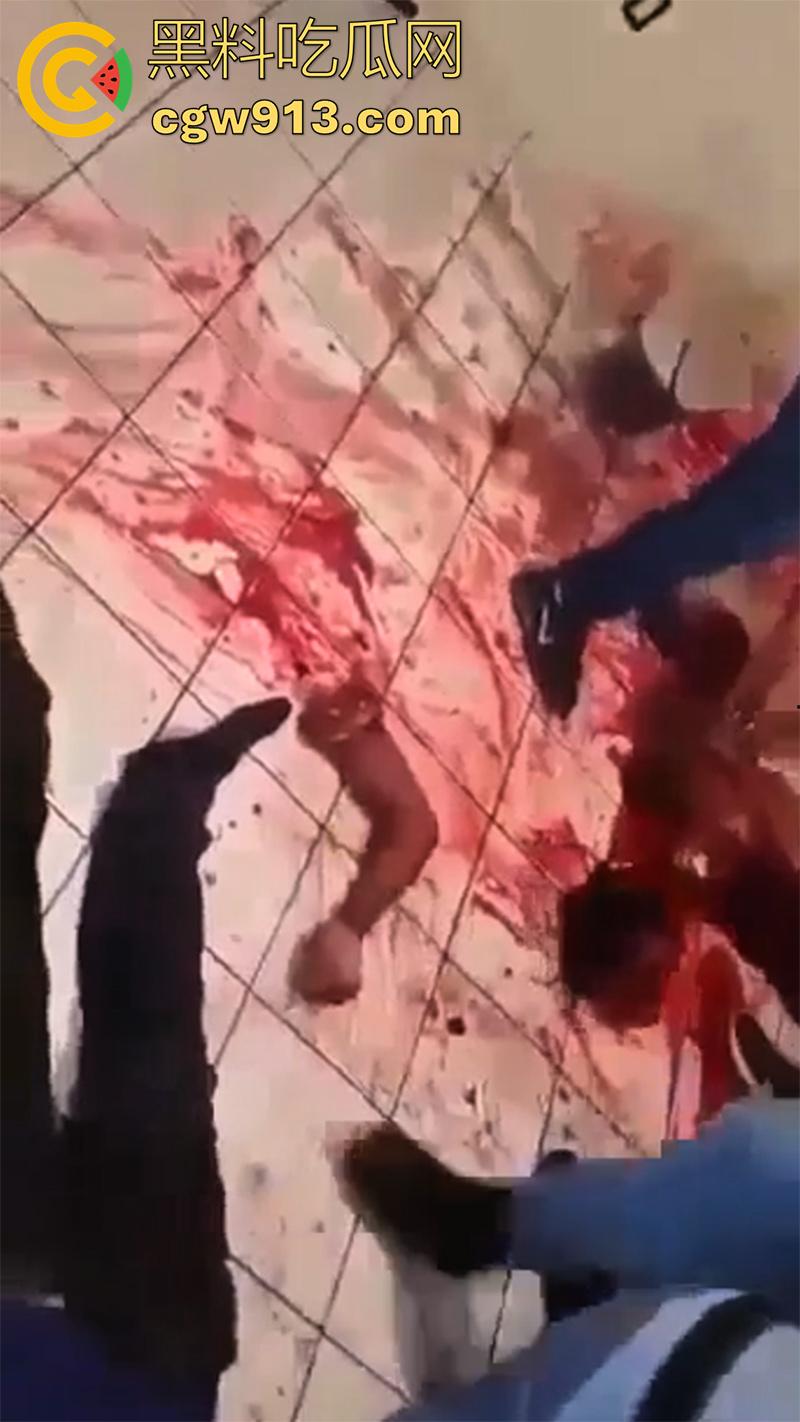 暗网流出墨西哥毒枭杀人现场，抓住其他帮派成员，直接挖出心脏，还在手中跳动，把头割下来当球踢！-8