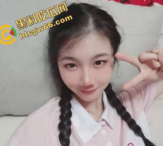 湛江遂溪高中艺术楼惊现野战现场，高三骚妹光腚骑在身上操，门缝偷拍啪啪实录传疯全校！