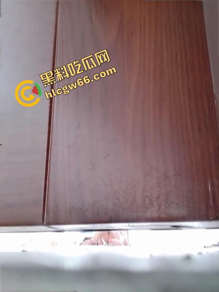 湛江遂溪高中艺术楼惊现野战现场，高三骚妹光腚骑在身上操，门缝偷拍啪啪实录传疯全校！-8