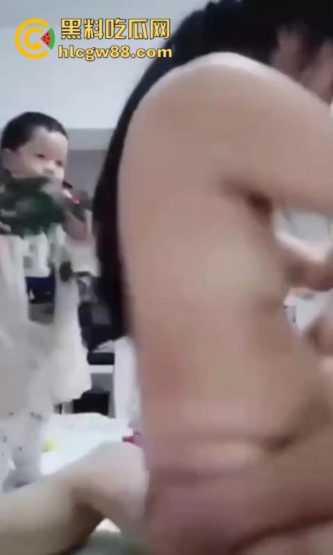 人妻的奇葩操作！在孩子面前大胆做爱 毫不顾忌 不过你别说人妻的奶子挺大的 内容炸裂-4