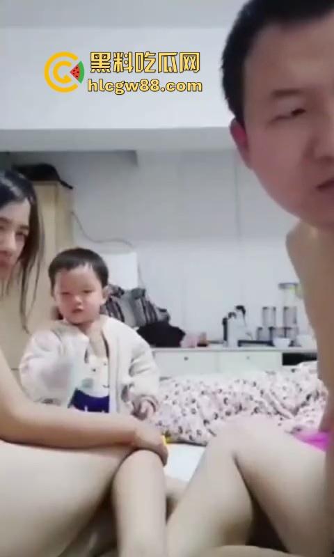 人妻的奇葩操作！在孩子面前大胆做爱 毫不顾忌 不过你别说人妻的奶子挺大的 内容炸裂-5