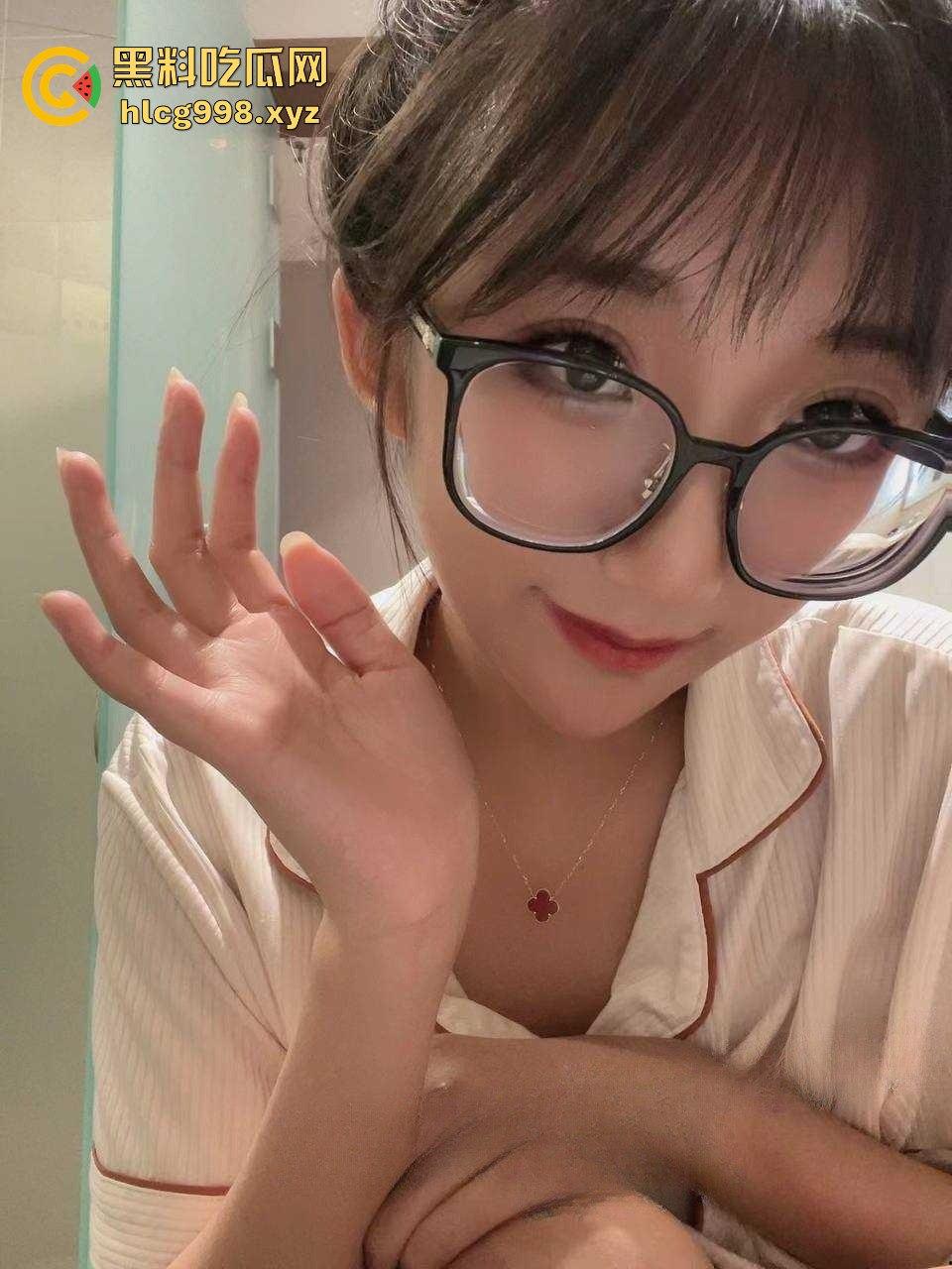 上海国企职工【舒涵雨】傍上司，渔网黑丝穿给上司看！男友出门就开房，出轨全程录屏留念！-3