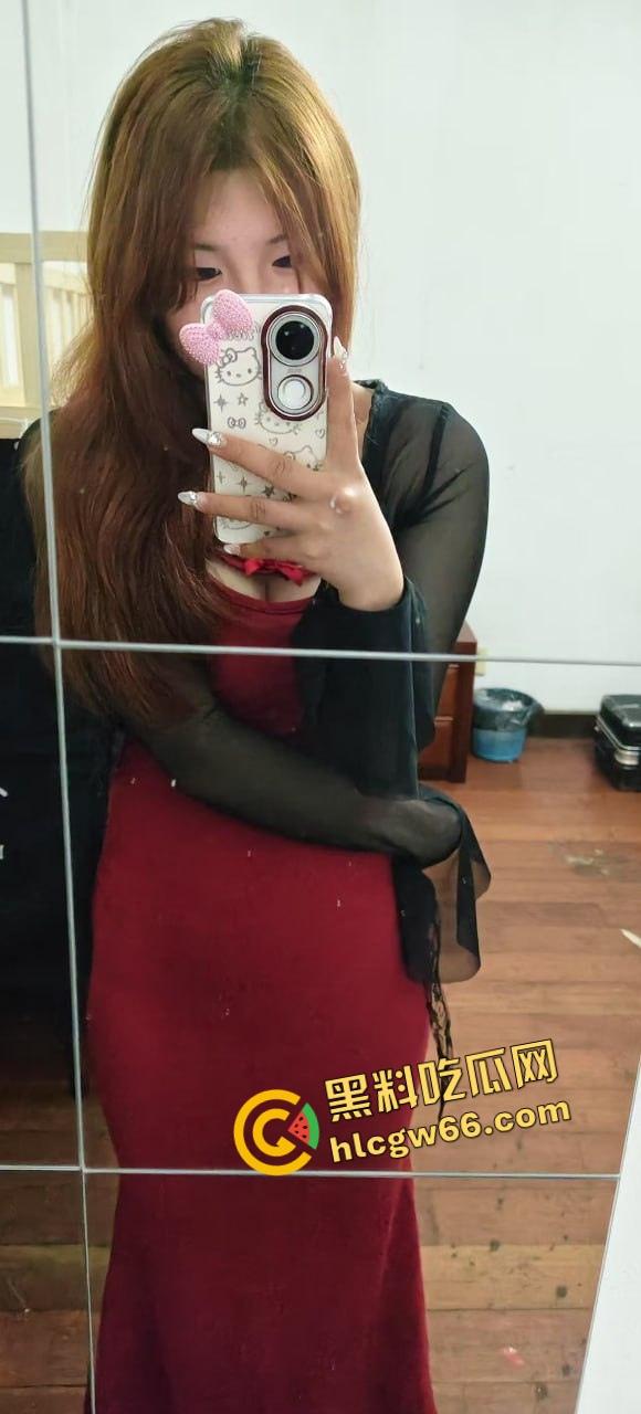 河南大学生开房玩疯了，当着沸羊羊的面桌子上无套开肏，兄弟轮着推屁股，这逼简直成了公共资源！