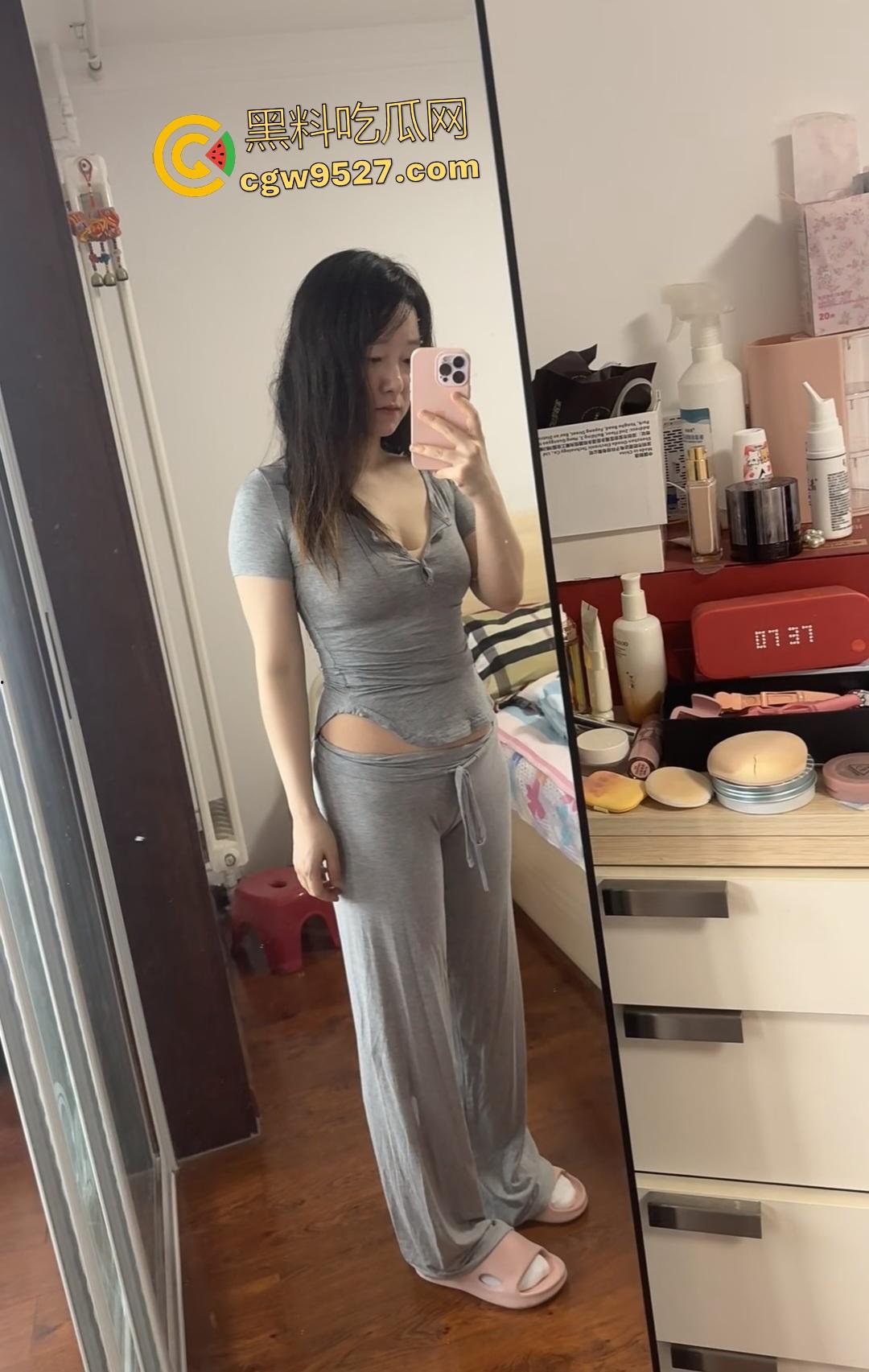 租房第一天姐姐蒙脸变母猪，弟弟狂操肥臀巨乳，蒙上脸了也挡不住姐姐的全身骚气！