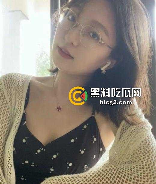 上饶师范学院反差婊『苏若琳』和猛男四眼卷毛男友开房 猛烈后入 激情爆操视频流出-2