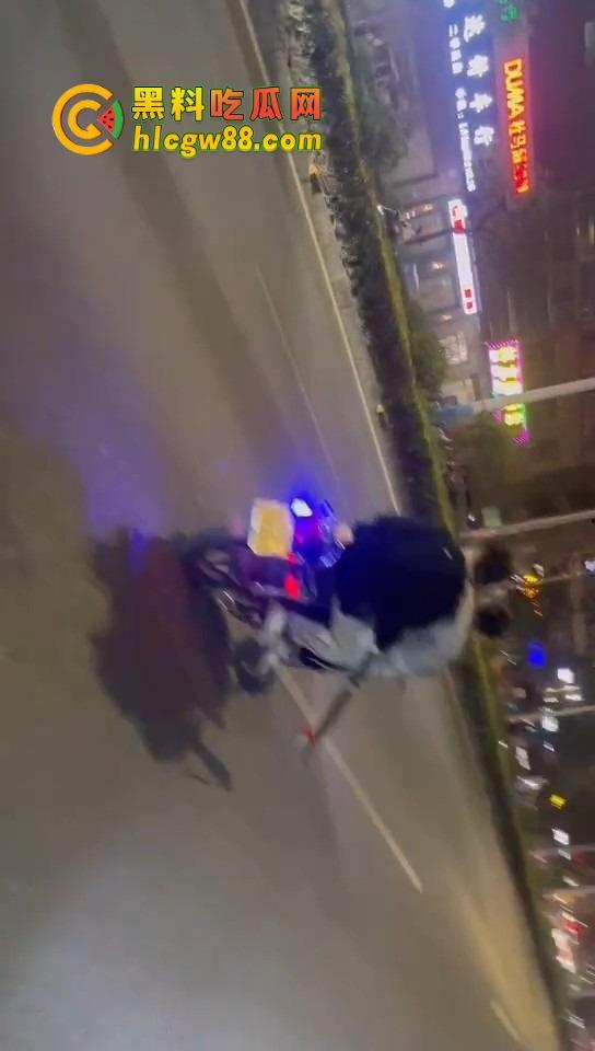 揭阳下架山精神小伙打架砸车，不讲武德鬼火摩托青龙刀操场开干，战地记者全程录炫耀！