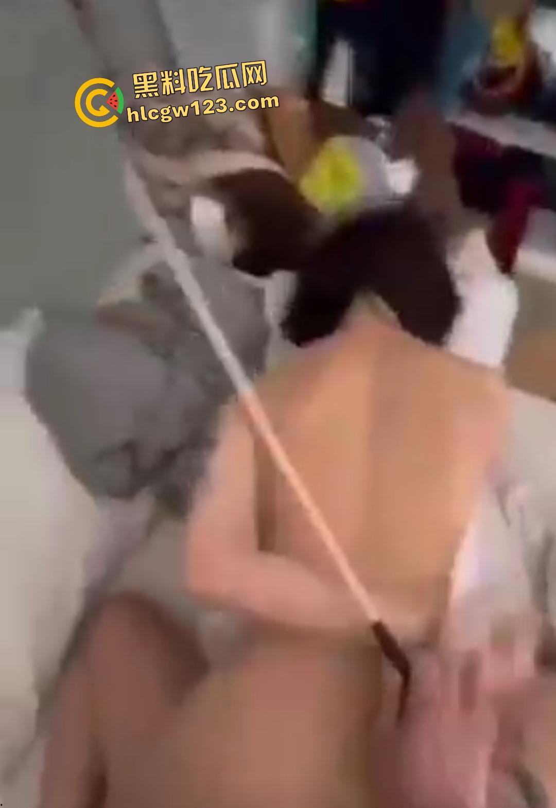 “绿帽小少妇”自拍做爱，情趣酒店反差自拍让老公看自己被狂操，符文加成淫水更多！-2