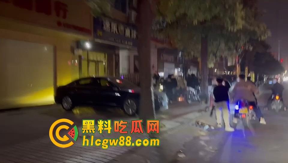 揭阳下架山精神小伙打架砸车，不讲武德鬼火摩托青龙刀操场开干，战地记者全程录炫耀！-8