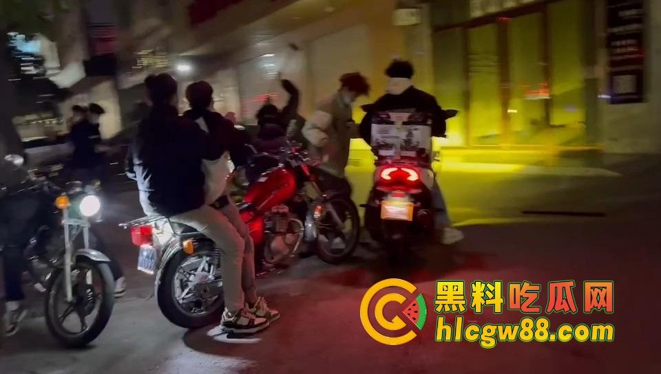 揭阳下架山精神小伙打架砸车，不讲武德鬼火摩托青龙刀操场开干，战地记者全程录炫耀！-11