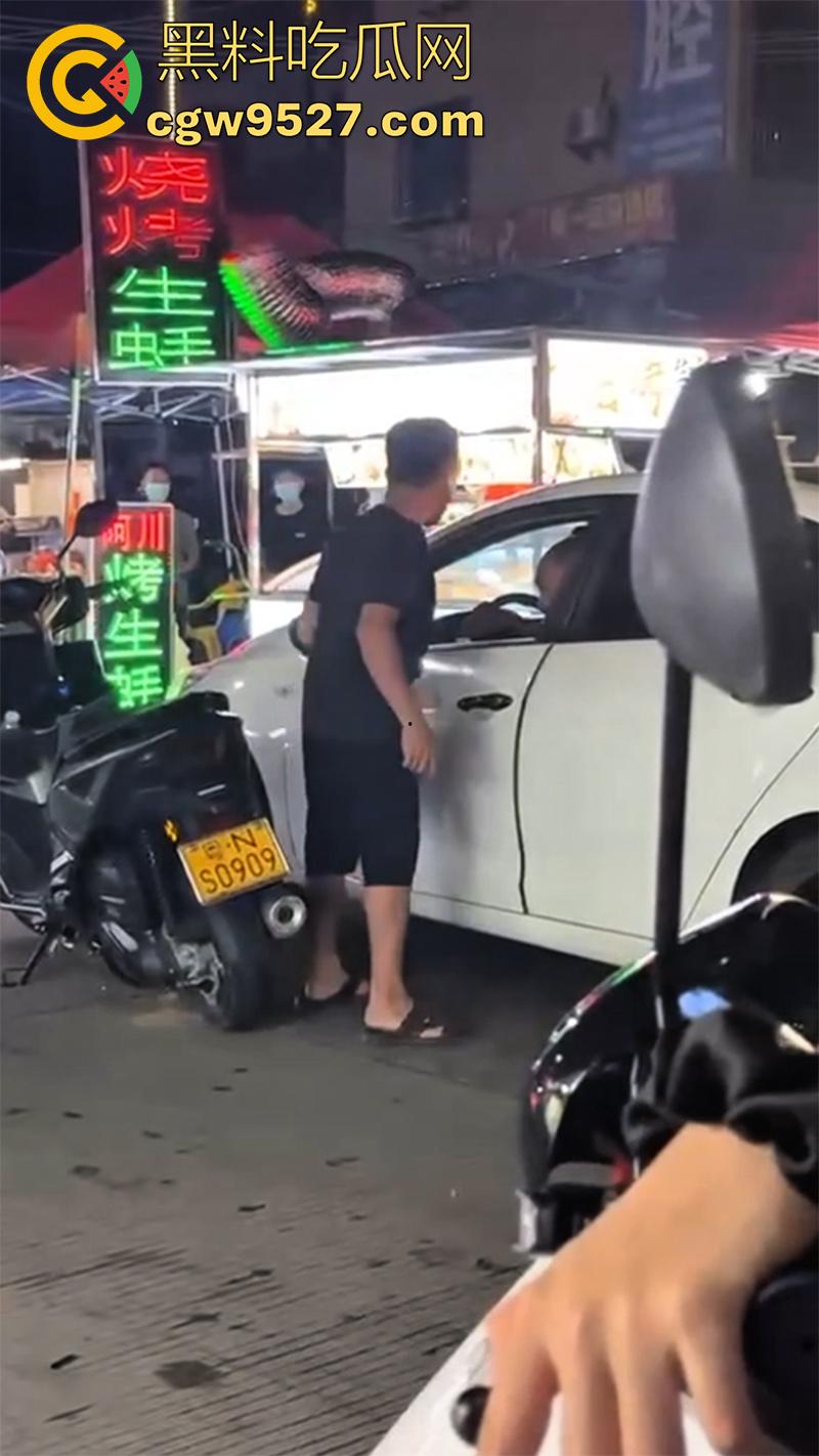 潮汕两男子打架，因车辆剐蹭疯狂对骂，下车互殴以为是王者，结果却是俩青铜，一顿出招未伤分毫！-2
