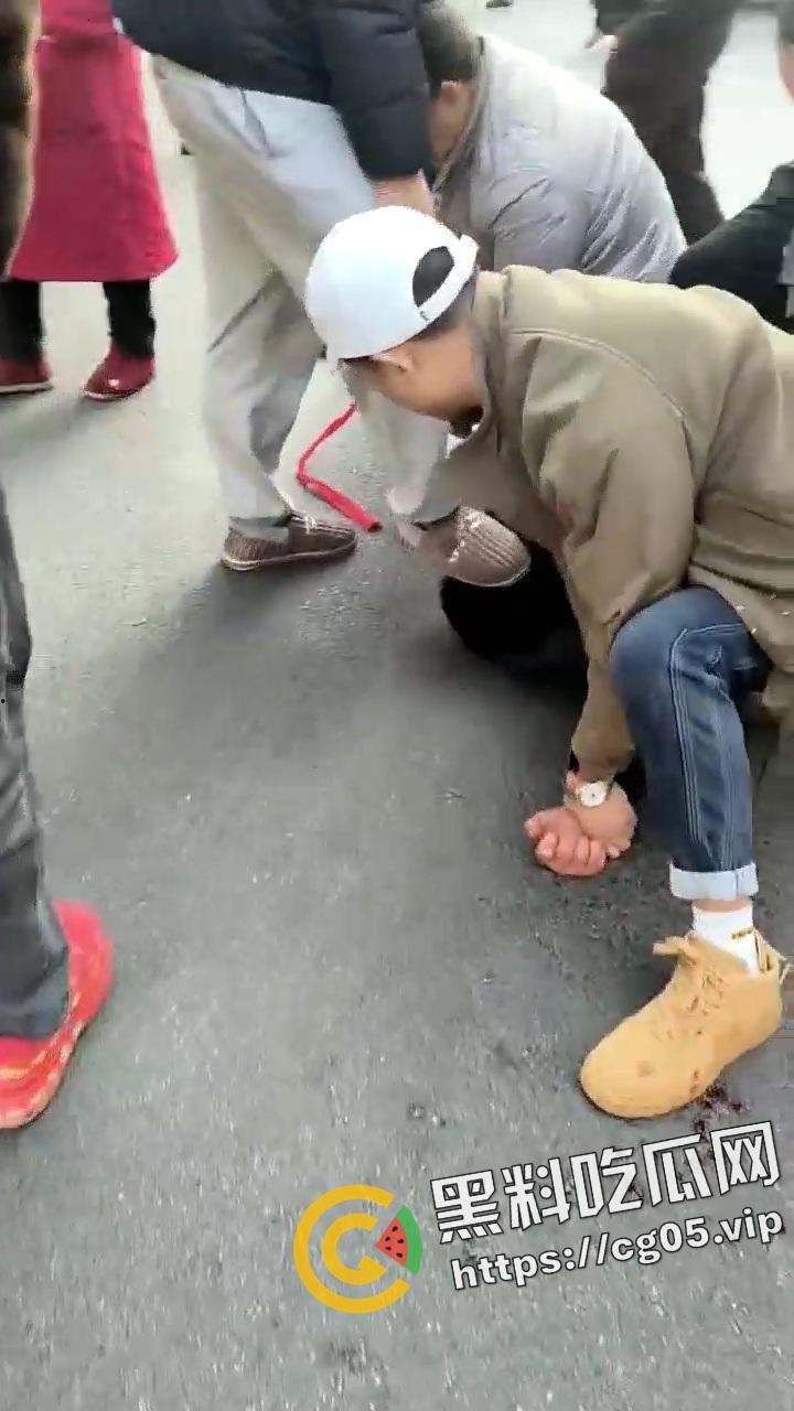 四川成都新都正因小区菜市场杀人案现场画面!一新疆人疑似精神病连砍八人-3