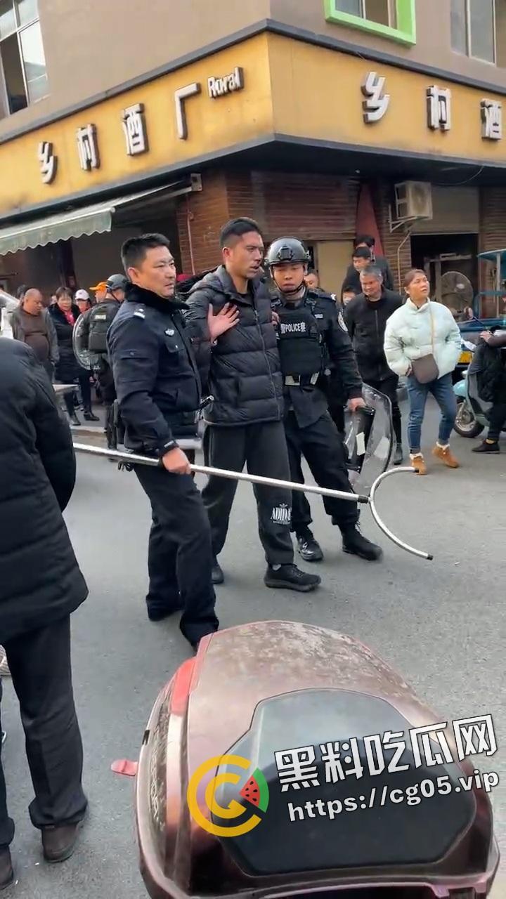 四川成都新都正因小区菜市场杀人案现场画面!一新疆人疑似精神病连砍八人-4