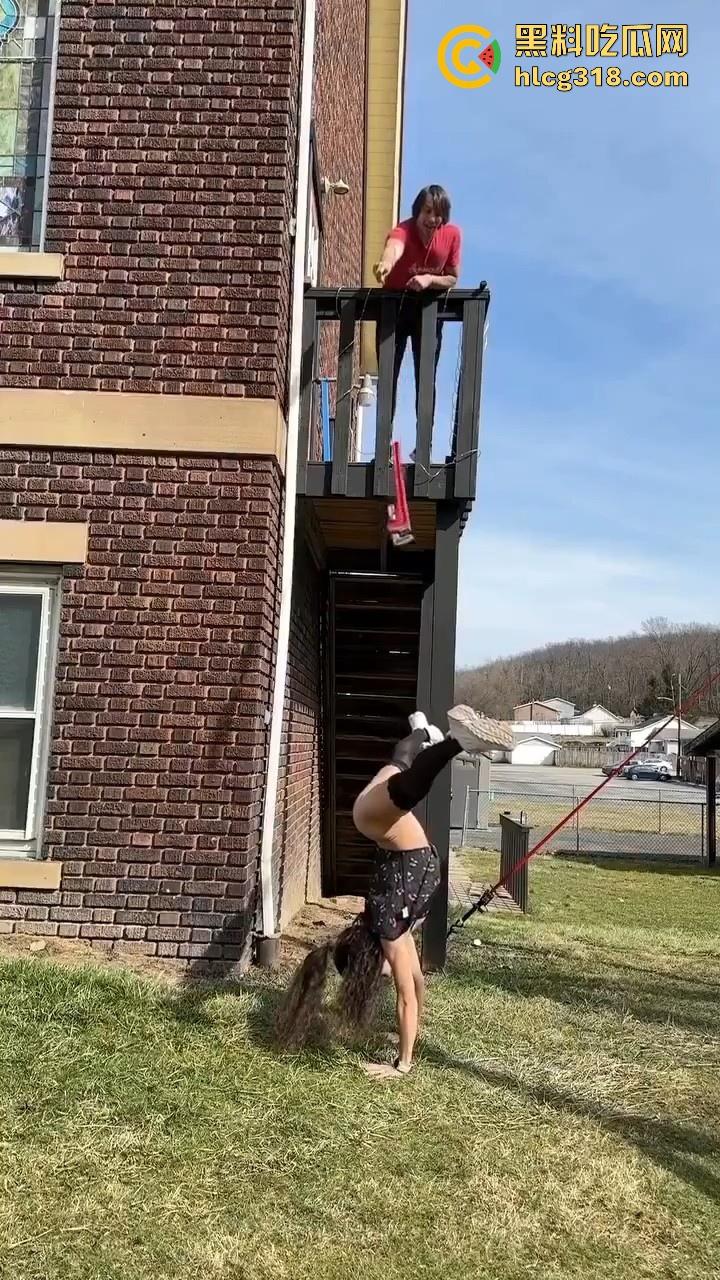 奇葩的离谱操作， 用铲子扇逼用砖头砸鸡鸡用扳手高空插逼，这都是什么操作啊，说是在锻炼绝世武功都有人信！