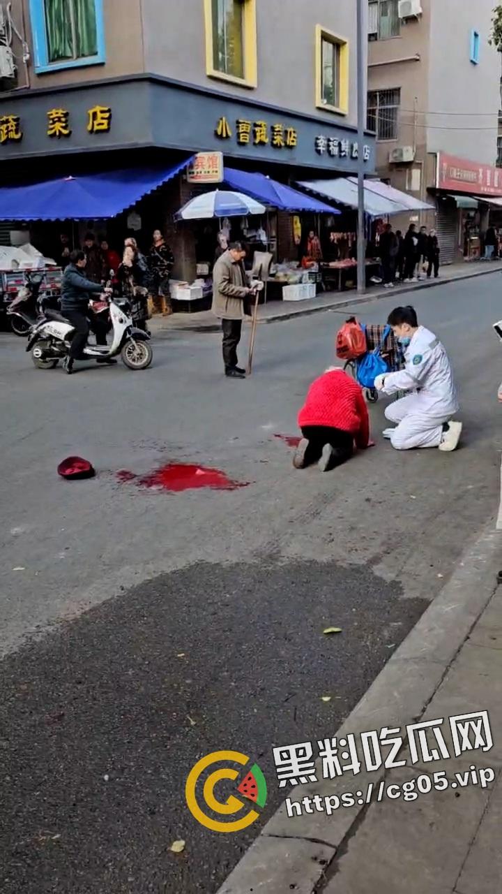 四川成都新都正因小区菜市场杀人案现场画面!一新疆人疑似精神病连砍八人-5