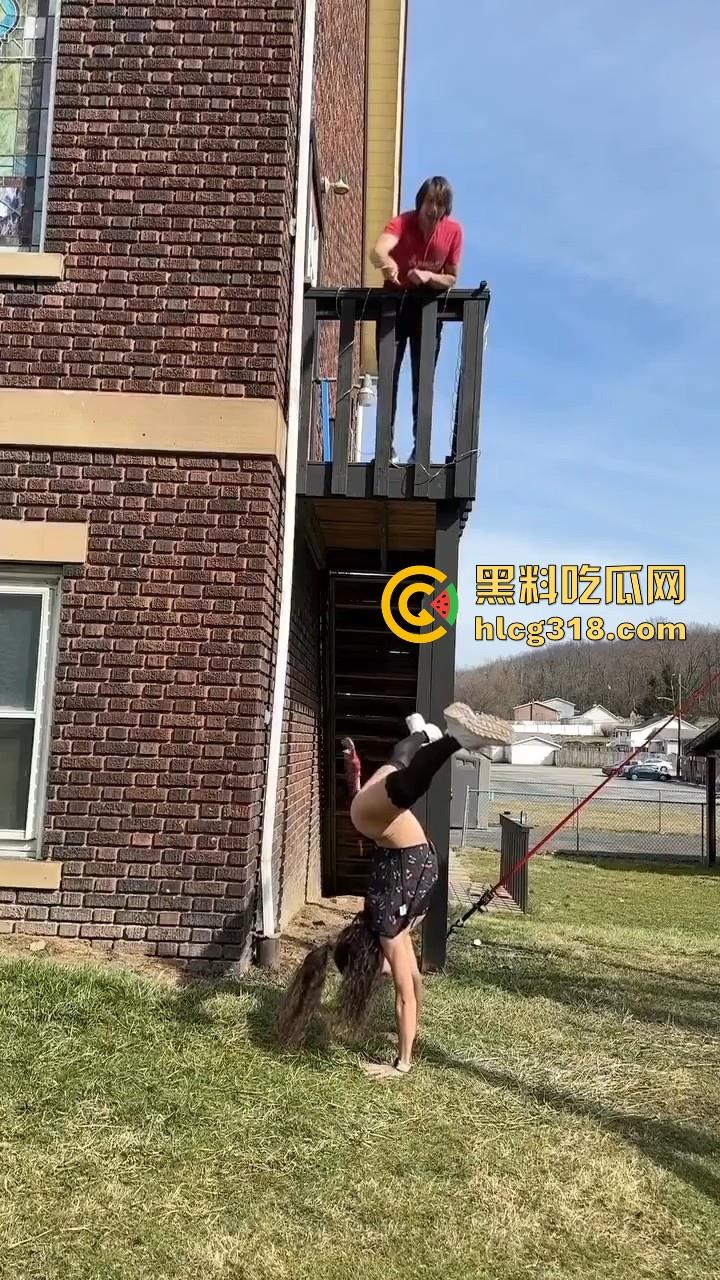 奇葩的离谱操作， 用铲子扇逼用砖头砸鸡鸡用扳手高空插逼，这都是什么操作啊，说是在锻炼绝世武功都有人信！-3