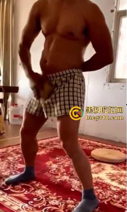 奇葩的离谱操作， 用铲子扇逼用砖头砸鸡鸡用扳手高空插逼，这都是什么操作啊，说是在锻炼绝世武功都有人信！-4