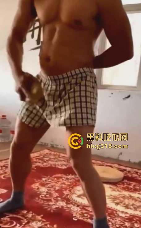 奇葩的离谱操作， 用铲子扇逼用砖头砸鸡鸡用扳手高空插逼，这都是什么操作啊，说是在锻炼绝世武功都有人信！-5