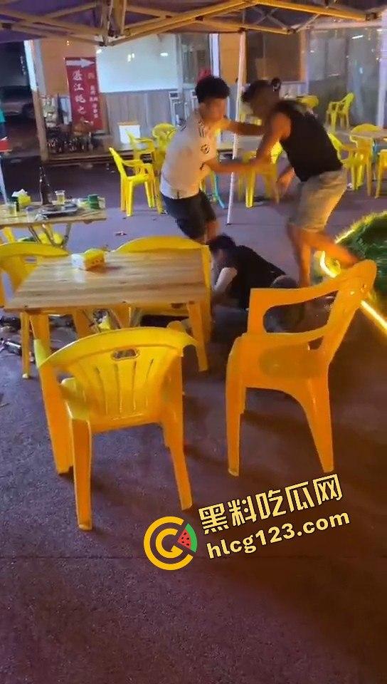 又菜又爱装！厦门夜市惨案：带妹口嗨被暴揍，健身男一脚踹飞小妹，烟头直接灭头上！