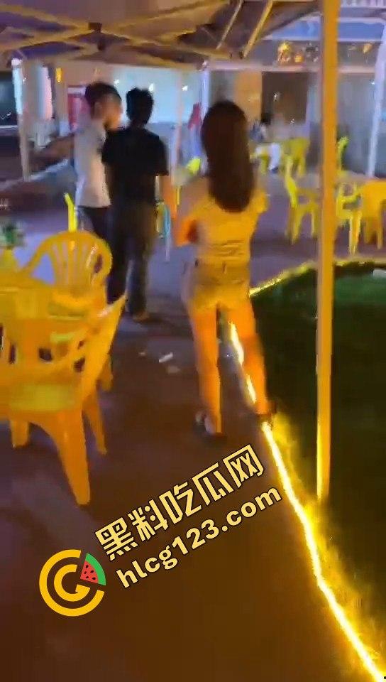 又菜又爱装!厦门夜市惨案:带妹口嗨被暴揍,健身男一脚踹飞小妹,烟头直接灭头上!-4