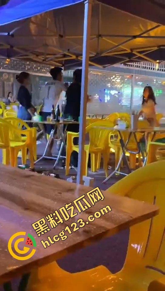 又菜又爱装!厦门夜市惨案:带妹口嗨被暴揍,健身男一脚踹飞小妹,烟头直接灭头上!-7