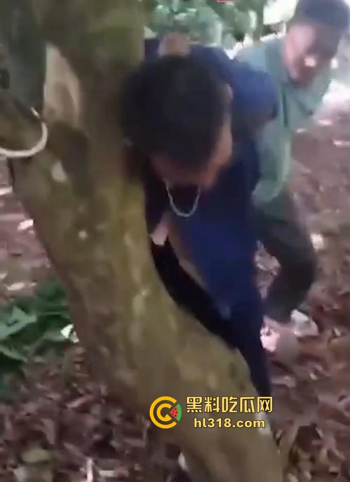 禽兽父强奸亲生女儿！导致女儿怀孕，村民愤怒自发替天行道，吊打禽兽生父，这种人就该打死！-5