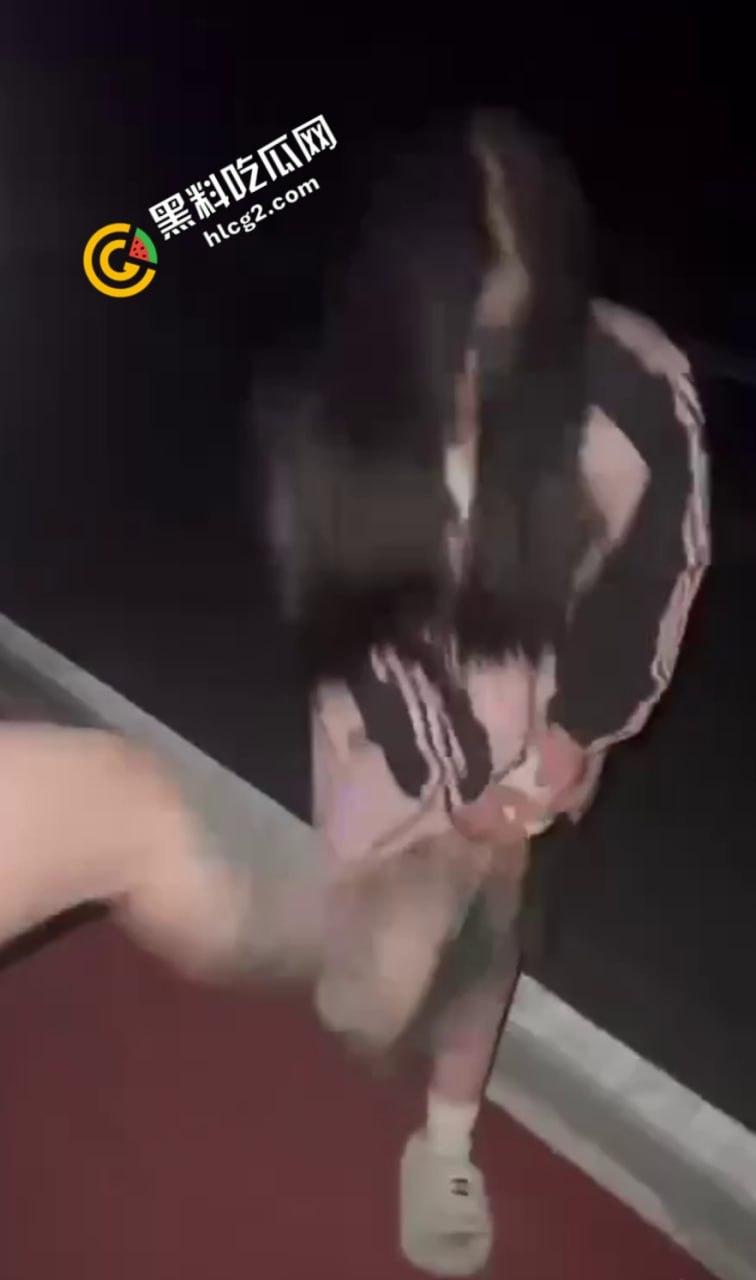 扇脸脚踹 薅头发 被逼吃燃烧的烟头！河南新县女孩遭霸凌事件5分钟原视频 全网疯传！