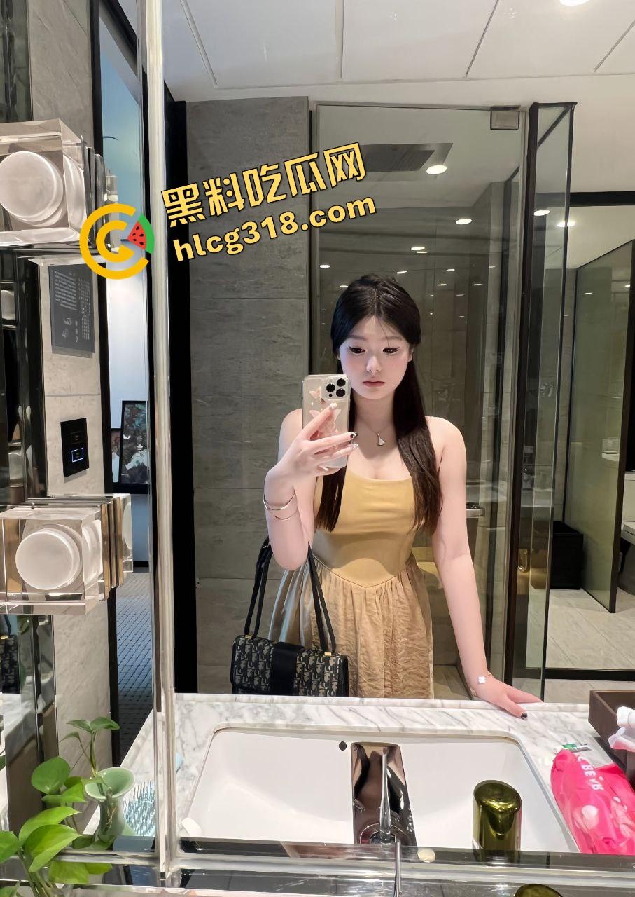 巨根男友无情肛爆小女友，女友屁眼首次被巨根捅爆，哭着喊疼又忍不住摇屁股，屁眼被捅开花还爽到晕厥！