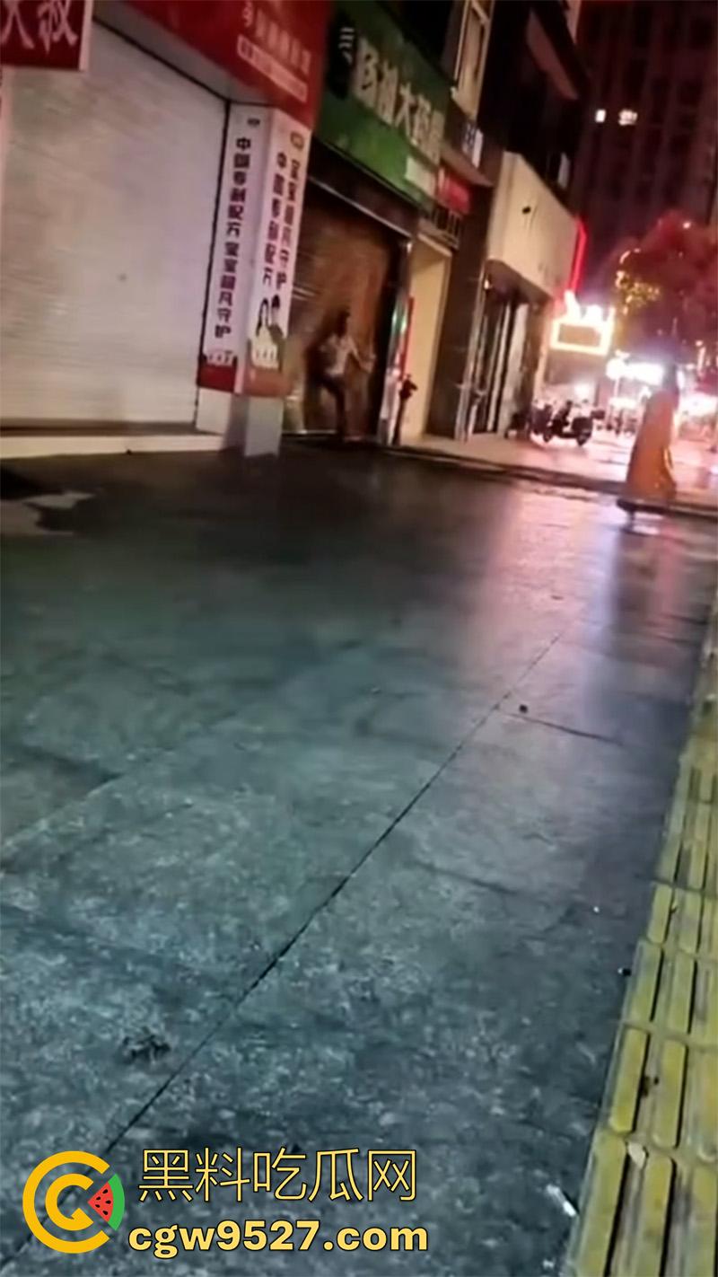 胆子很小但色心不小啊，女子开房偷情被老公发现，情夫躲在店里不敢出来，老公几次破门都失败了！