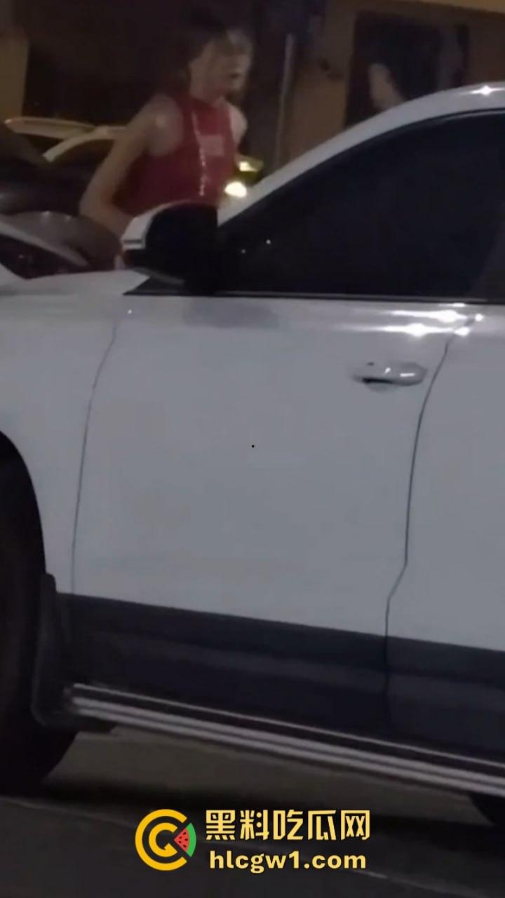 广州清远红衣少女当街强吻赤裸男 倒贴都不要 这货是有多脏？