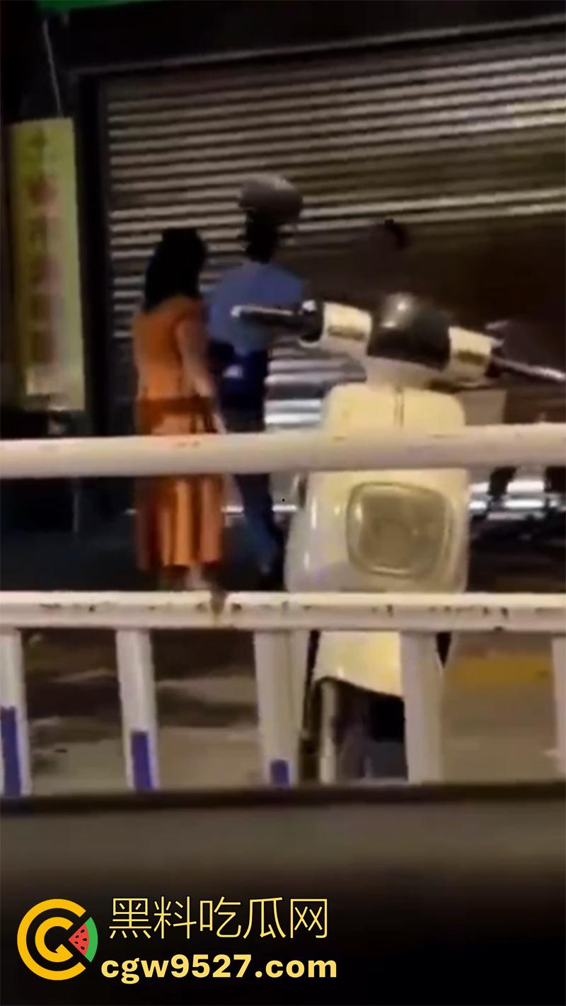 胆子很小但色心不小啊，女子开房偷情被老公发现，情夫躲在店里不敢出来，老公几次破门都失败了！-7