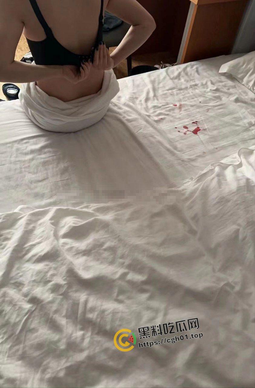 一炮六千的处女 日到一半疼的受不了跑掉了 还推荐自己的闺蜜给狼友 这怕不是被骗了-10