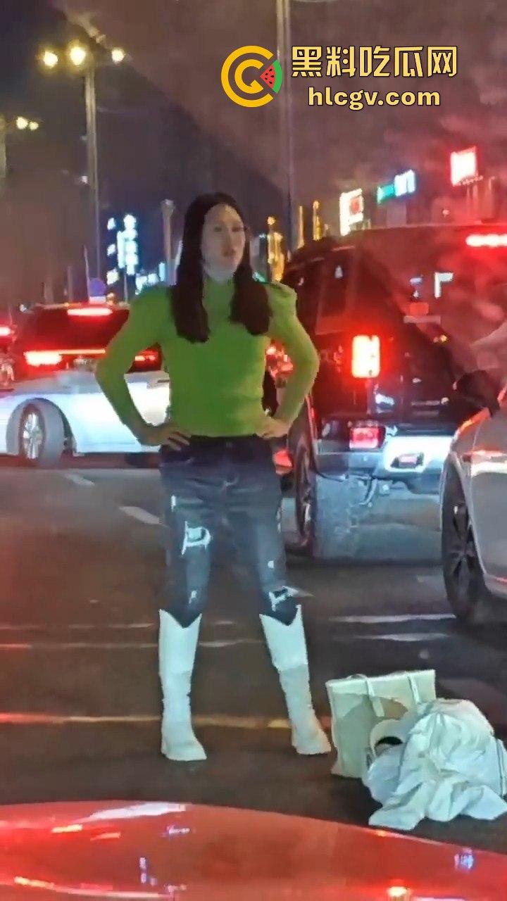 情侣吵架直接大街脱光！脱衣国际手势，伤敌1000自损800的操作真看傻了！