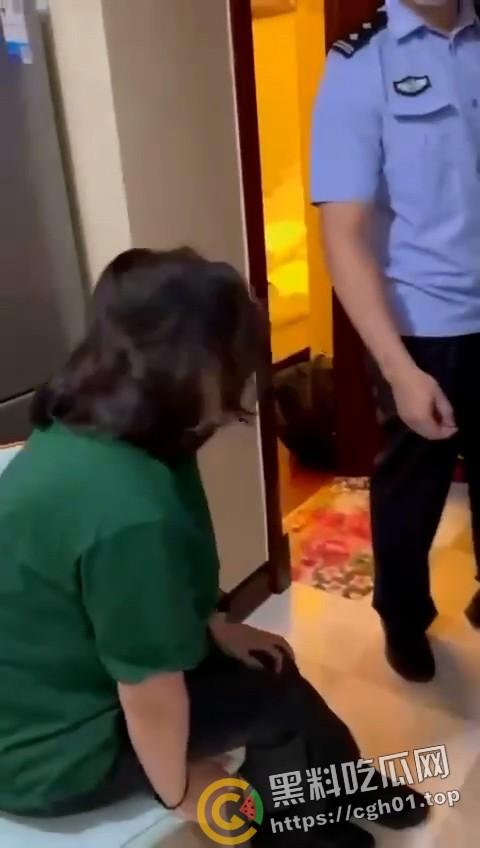 春晚都没你精彩!老男人出轨侄媳妇被捉奸在床 警察来了都哭笑不得 全程对白比小品都好笑-1