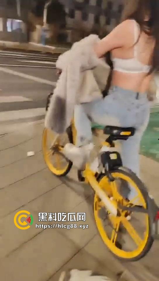 16迈雅迪追不上醉酒的燕子，运动内衣骑单车奶子乱甩，电车狼精神硬得值个赞！