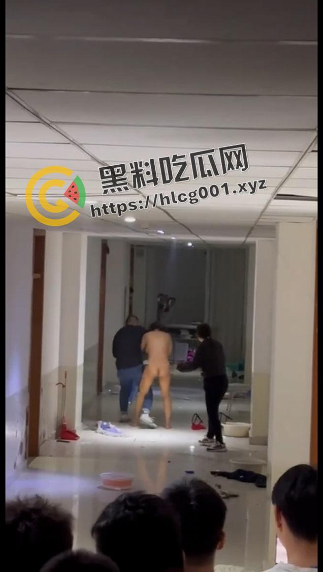 集宁师范学院裸女大闹男生宿舍楼！分手后精神崩溃 一丝不挂大战男生宿舍 小仙女发飙了还给大家看奶子