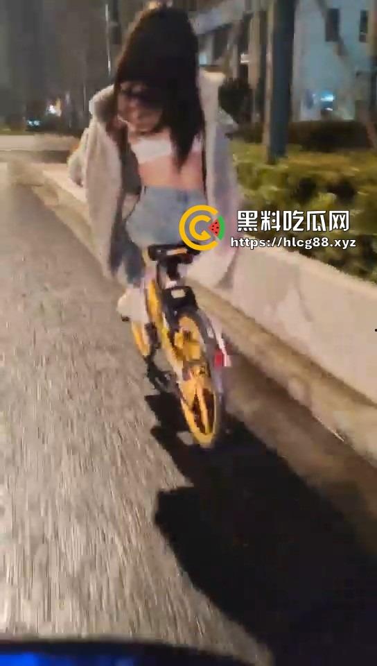 16迈雅迪追不上醉酒的燕子，运动内衣骑单车奶子乱甩，电车狼精神硬得值个赞！-6