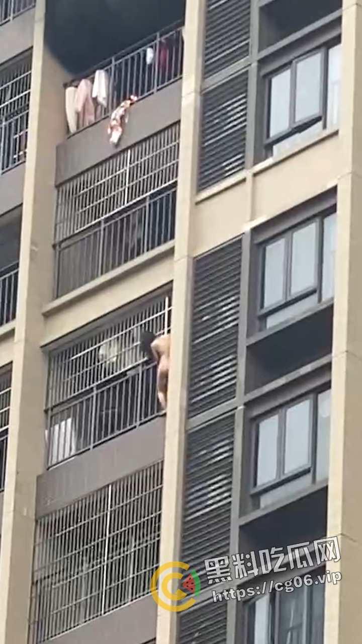 蜘蛛侠转世?发生火灾女子裸体徒手从十几层高楼爬下并安全获救 这阳台攀爬能力隔壁老王羡慕不已-2