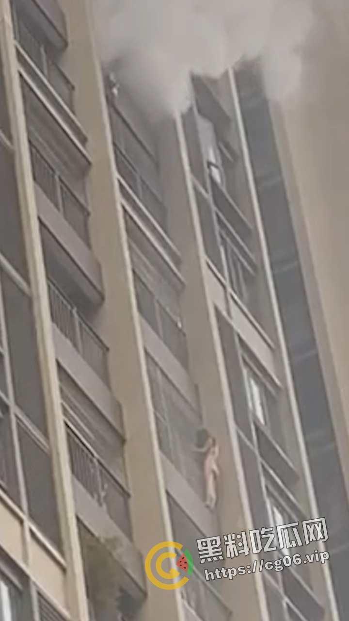 蜘蛛侠转世?发生火灾女子裸体徒手从十几层高楼爬下并安全获救 这阳台攀爬能力隔壁老王羡慕不已-3