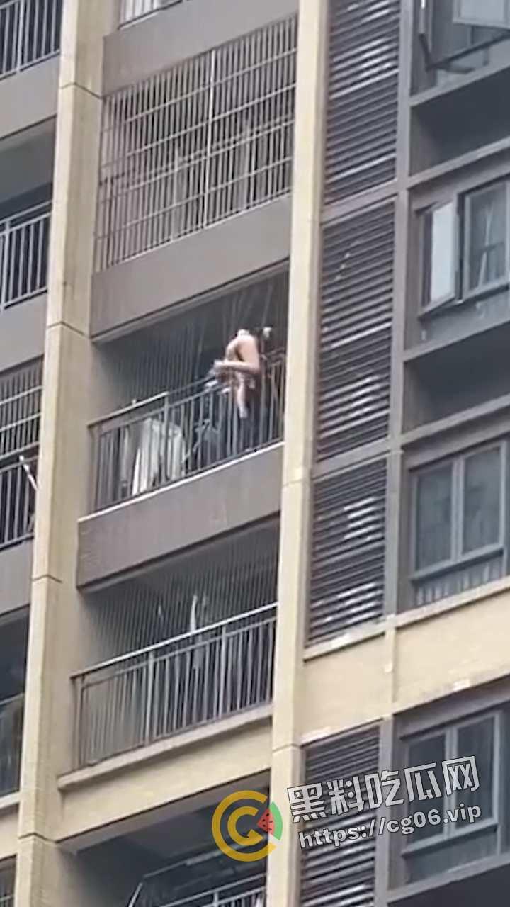 蜘蛛侠转世?发生火灾女子裸体徒手从十几层高楼爬下并安全获救 这阳台攀爬能力隔壁老王羡慕不已-4