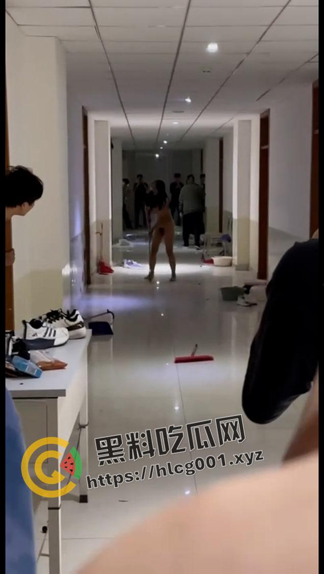 集宁师范学院裸女大闹男生宿舍楼!分手后精神崩溃 一丝不挂大战男生宿舍 小仙女发飙了还给大家看奶子-4