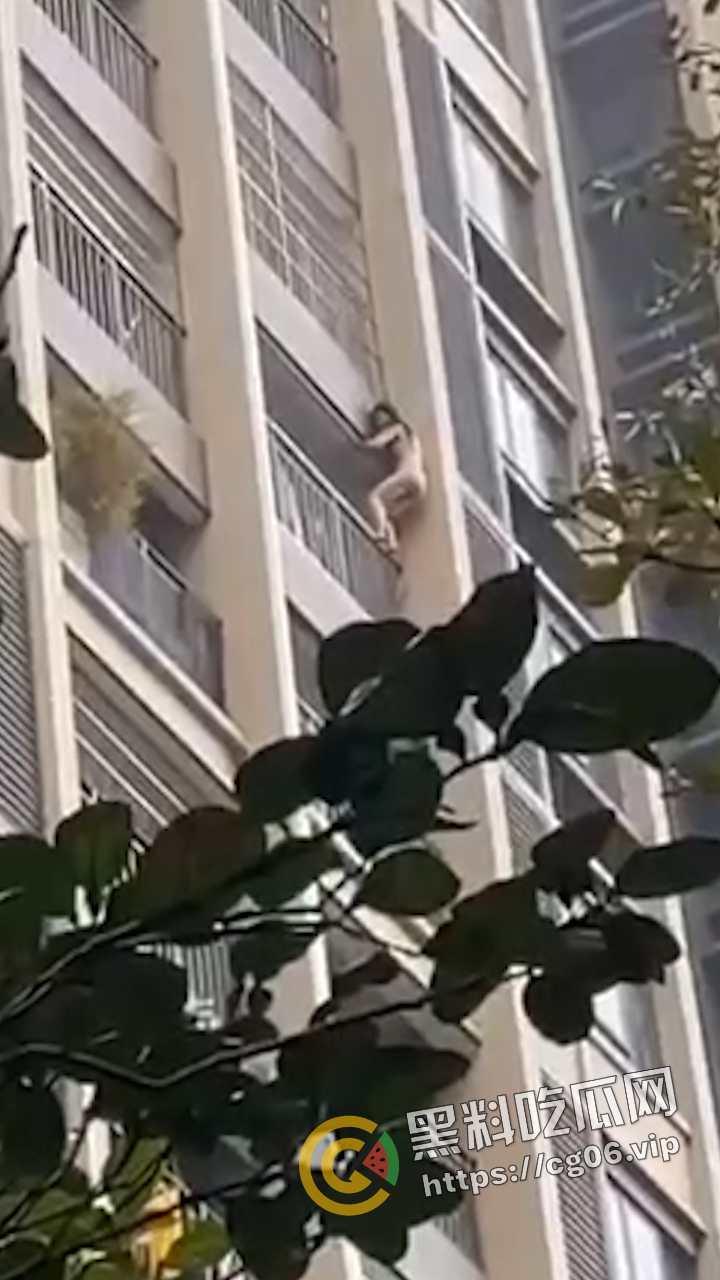 蜘蛛侠转世?发生火灾女子裸体徒手从十几层高楼爬下并安全获救 这阳台攀爬能力隔壁老王羡慕不已-5