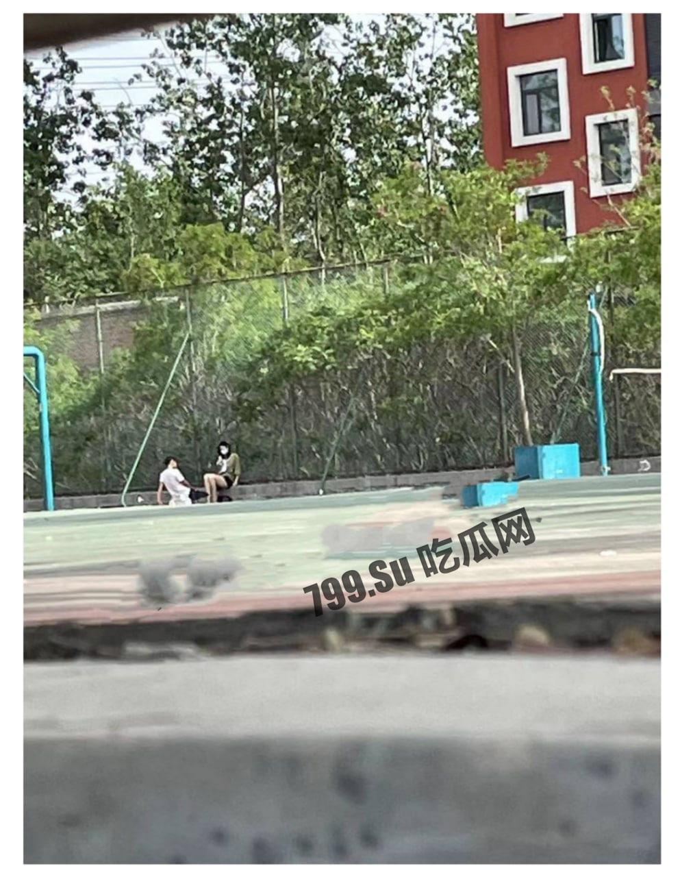 山东工程职业技术大学 情侣操场啪啪被偷拍 后被学生会带走-6