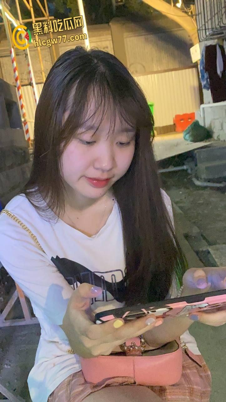 酒吧甜言约微胖小母狗，情趣女仆装下粉嫩骚穴，被猛干到浪叫爸爸不要 !