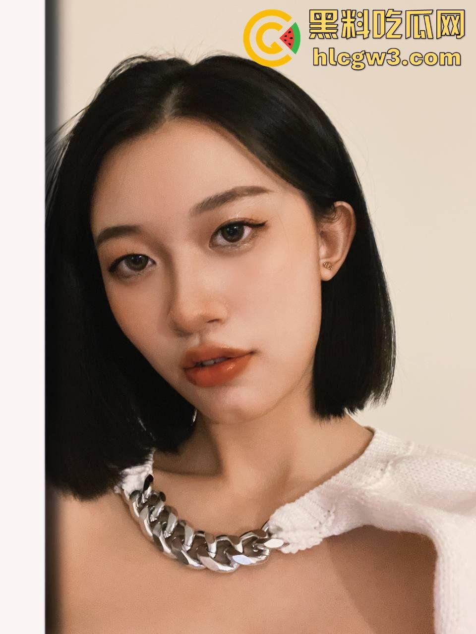 四川传媒学院女神【李萌思】媚态百出热舞勾人犯罪，金主包养私密视频流出，骚得令人顶不住！-9