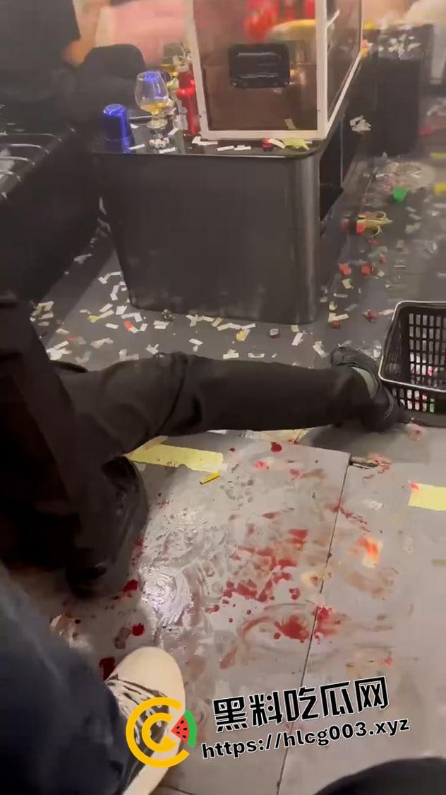 沈阳First酒吧高空灯架掉落 8死15伤 现场视频流出 酒吧真狠啊