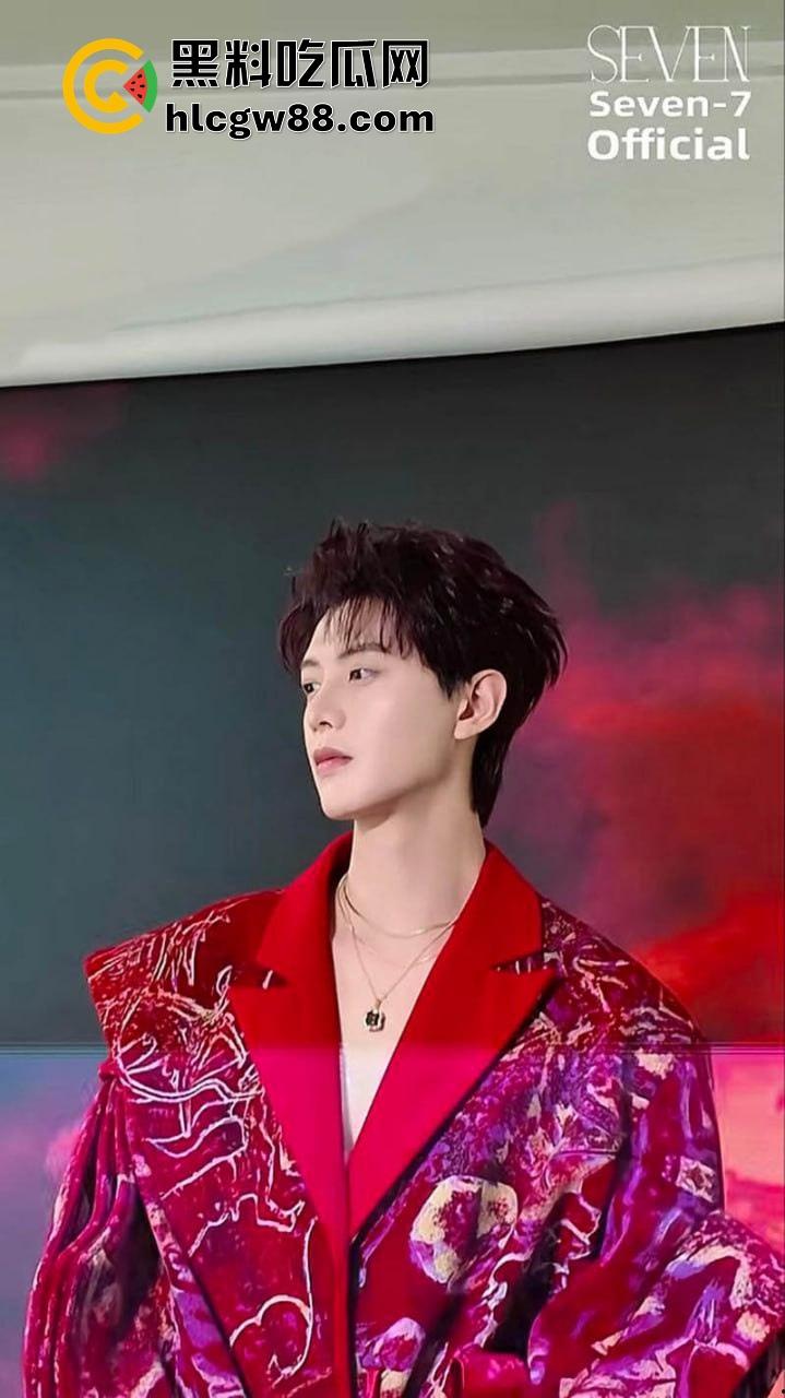 于正短剧顶流【何健麒】塌房.帅气霸总变出轨渣男,床照聊天记录露骚逼本质,榜一大姐15万打赏喂了狗!-12