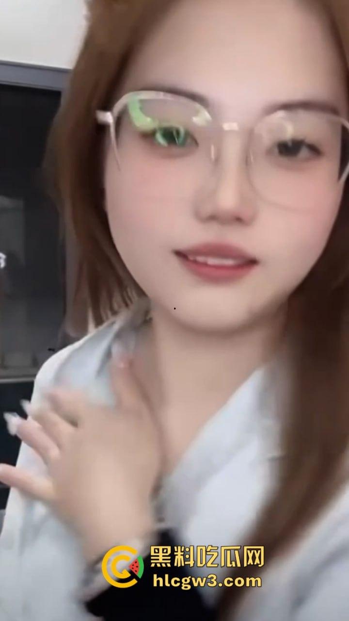 抖音美女主播露点合集 摘下项链让观众看美胸 直播间瞬间爆火