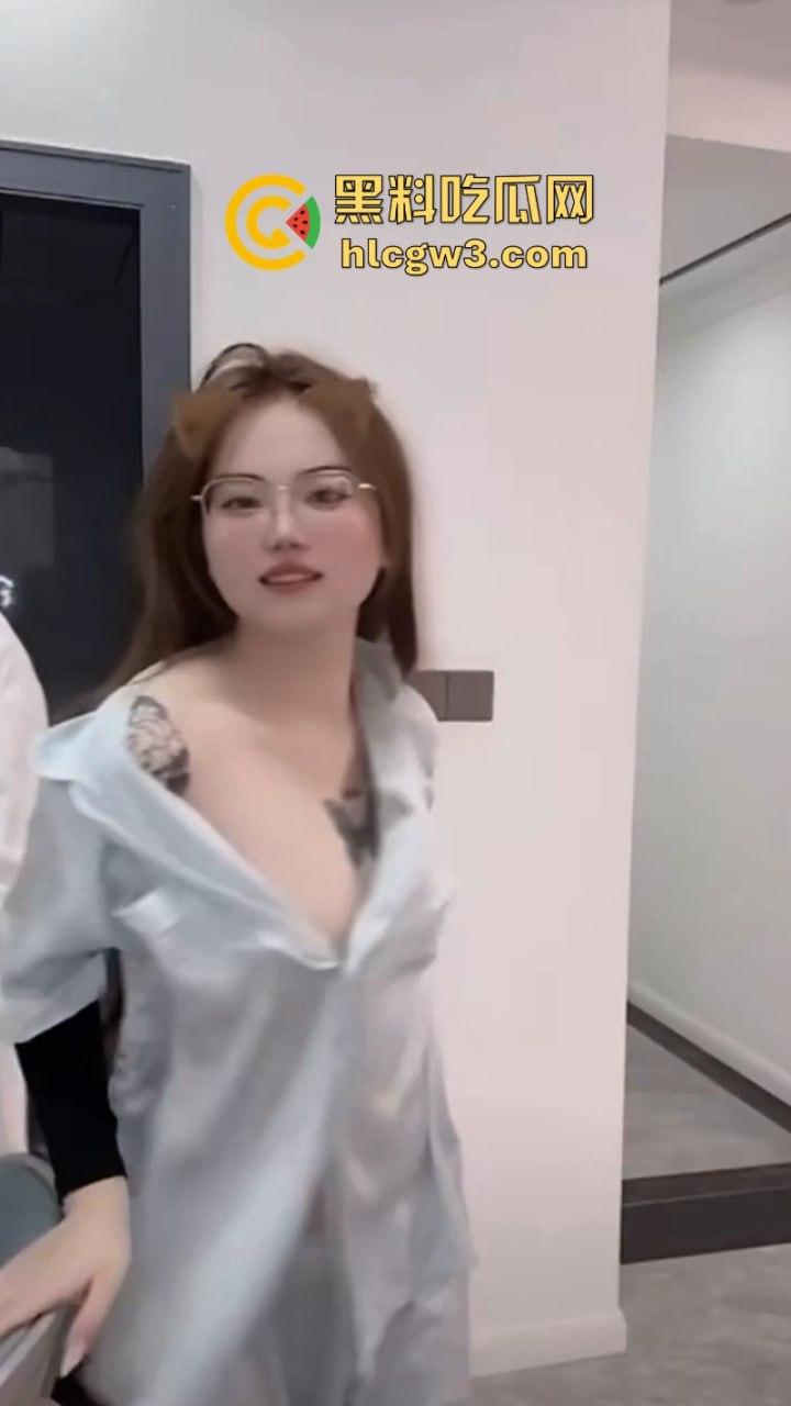 抖音美女主播露点合集 摘下项链让观众看美胸 直播间瞬间爆火-4